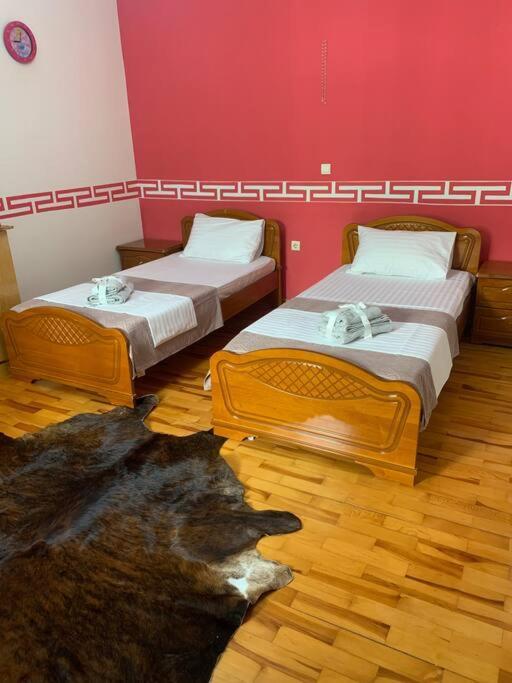 Christina'S House With 2 Bedrooms And Free Parking จีโรคาสเตอร์ ภายนอก รูปภาพ