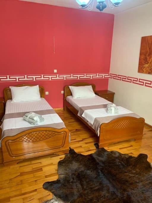 Christina'S House With 2 Bedrooms And Free Parking จีโรคาสเตอร์ ภายนอก รูปภาพ