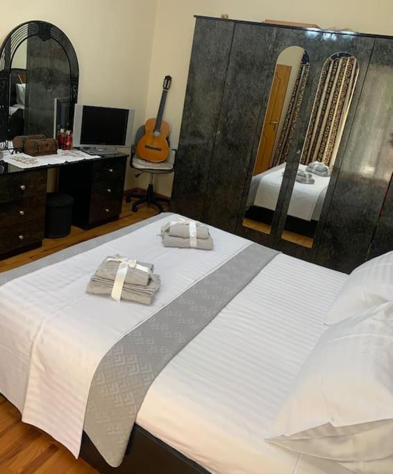 Christina'S House With 2 Bedrooms And Free Parking จีโรคาสเตอร์ ภายนอก รูปภาพ
