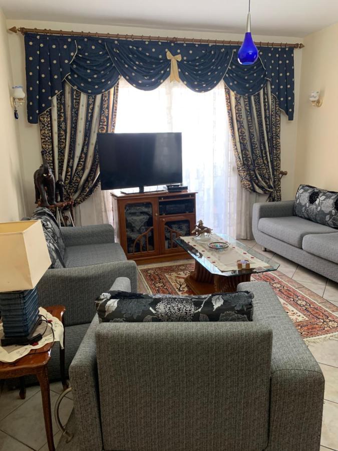 Christina'S House With 2 Bedrooms And Free Parking จีโรคาสเตอร์ ภายนอก รูปภาพ